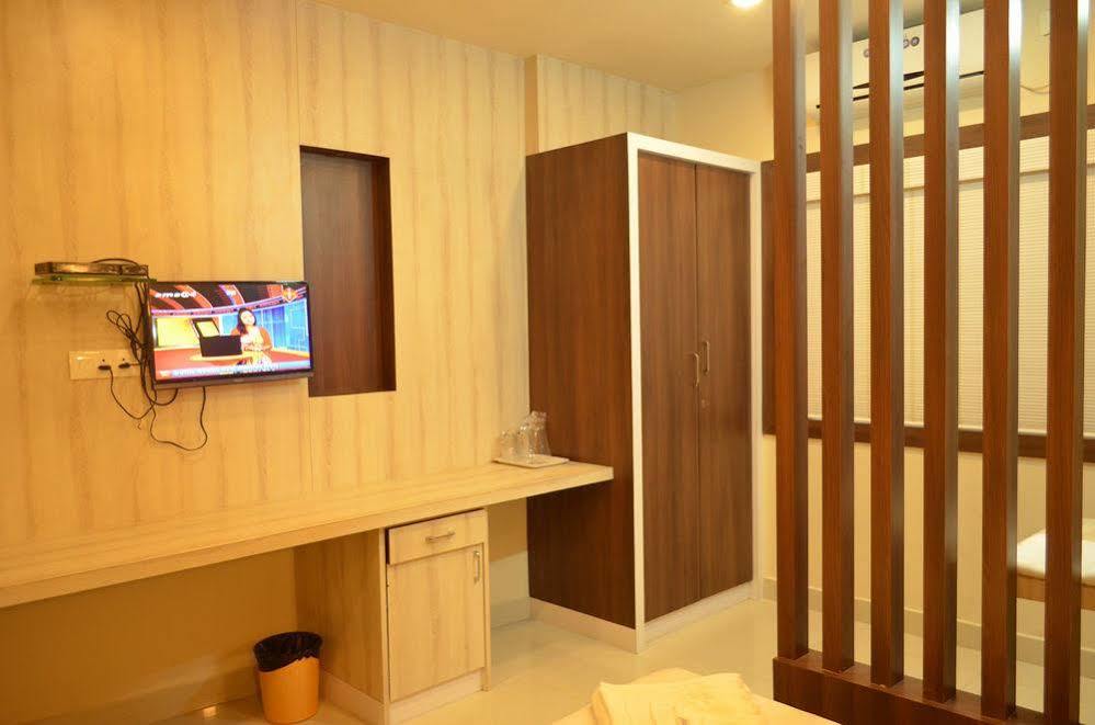 Oyo 4324 Emerald Manor Hotel 3*